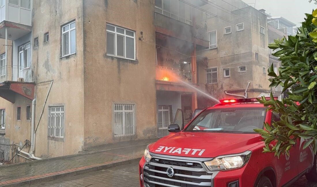 Antalya’nın Gazipaşa ilçesinde bir apartmanın ikinci katında yangın çıktı. Yangın