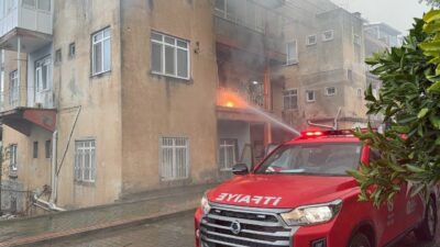 Antalya’nın Gazipaşa ilçesinde bir apartmanın ikinci katında yangın çıktı. Yangın