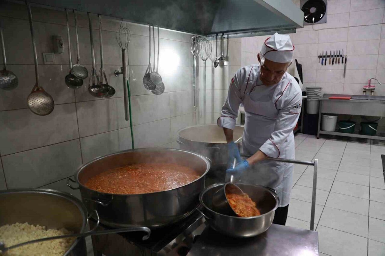 Gebze Belediyesi, sosyal belediyecilik faaliyetleri kapsamında hizmet veren aşevi aracılığıyla