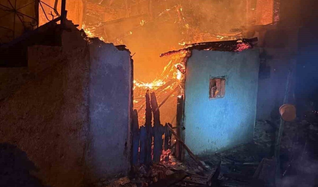 Kütahya’da gece yarısı çıkan yangın sonucunda 1 ev kullanılamaz hale