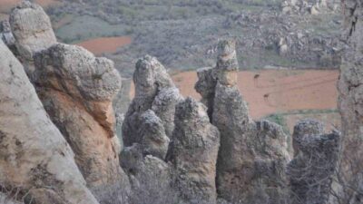 Güneydoğu’nun Kapadokya’sı Diyarbakır’ın Çermik ilçesinde bulunan Gelincik Dağı turizme kazandırılmayı
