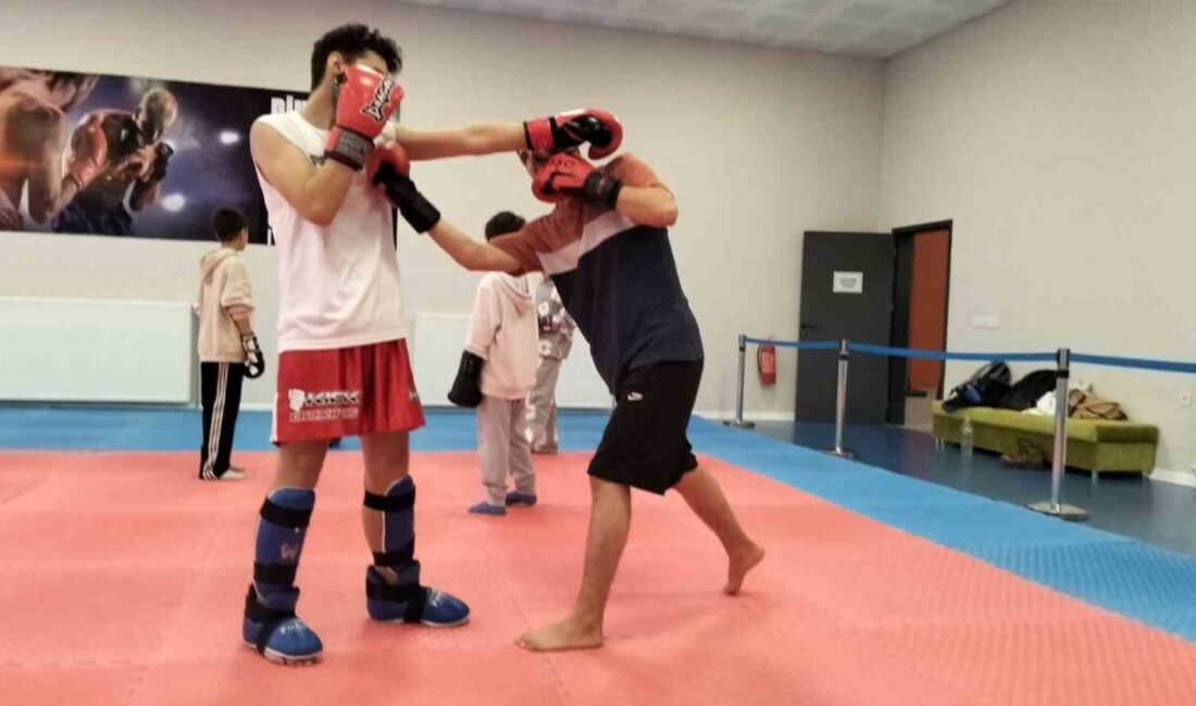 Eskişehir’de gençlere yönelik düzenlenen Kick Boks antrenmanları sürüyor. Gençlik ve