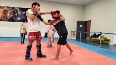 Eskişehir’de gençlere yönelik düzenlenen Kick Boks antrenmanları sürüyor. Gençlik ve