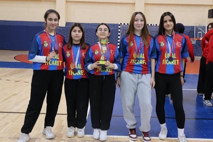 Bilecik’te düzenlenen Okul Spor Faaliyetleri kapsamında Gençler Badminton İl Birinciliği