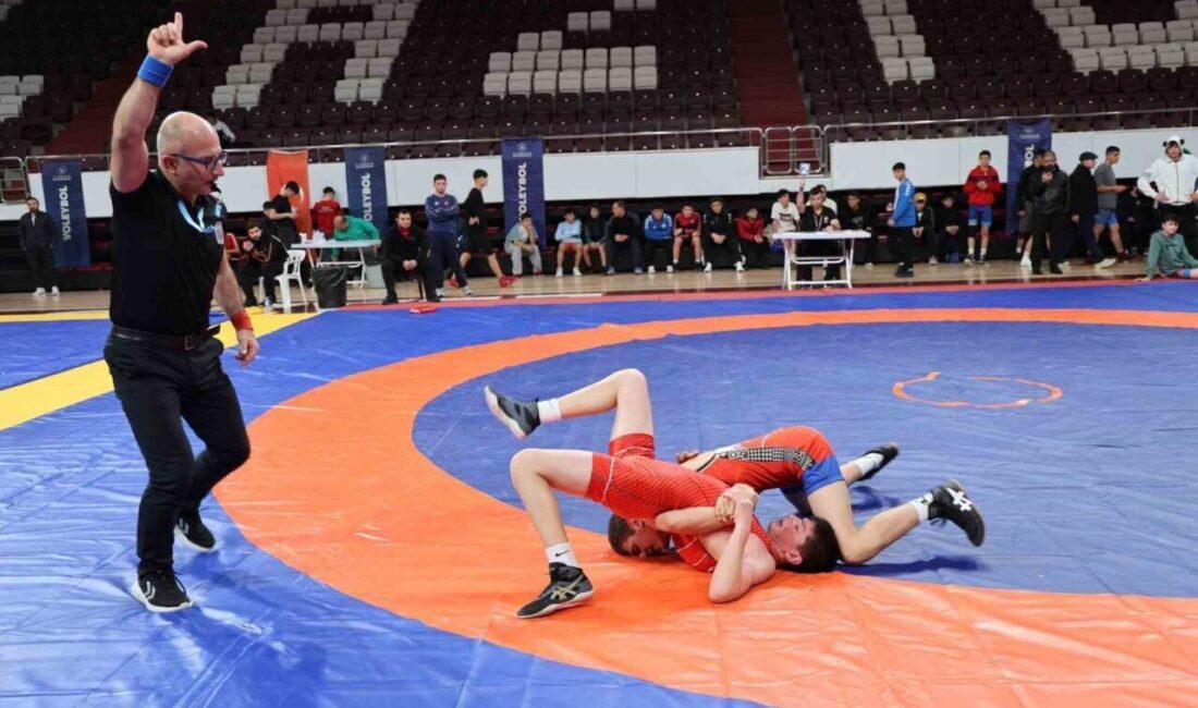 Elazığ’da süren Okul Sporları B Gençler Güreş Müsabakaları, toplam 270