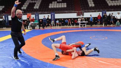 Elazığ’da süren Okul Sporları B Gençler Güreş Müsabakaları, toplam 270