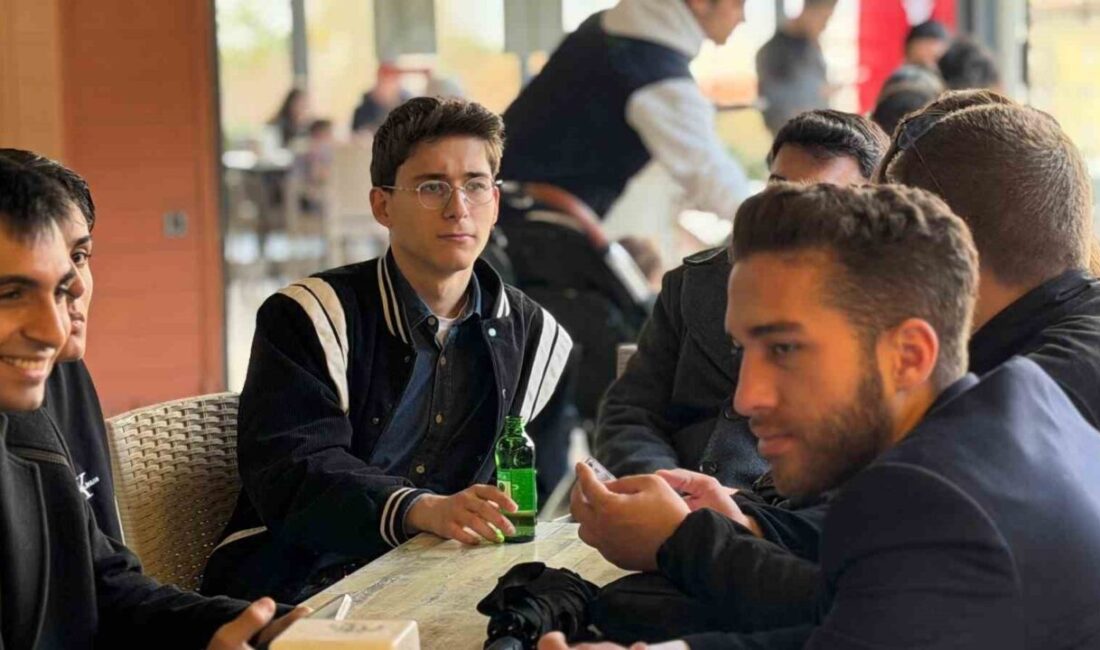 Yunusemre Belediyesi tarafından yeni konseptiyle hizmete açılan Gençlik Kafe, kısa