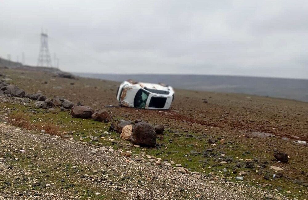 Batman’ın Gercüş ilçesinde kontrolden çıkan otomobil araziye yuvarlanarak yan yattı.
