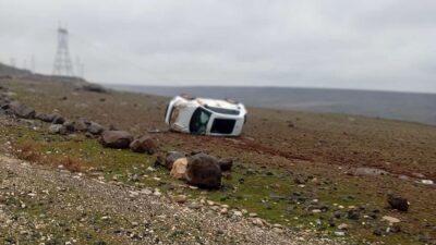 Batman’ın Gercüş ilçesinde kontrolden çıkan otomobil araziye yuvarlanarak yan yattı.