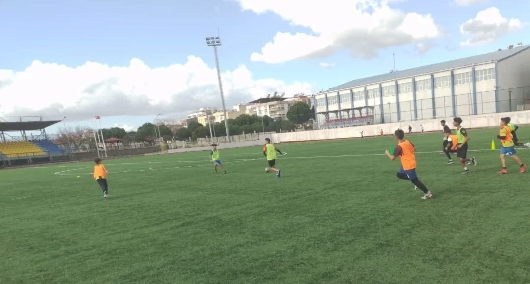 Germencik Belediyespor’un genç futbolcuları ara tatilde de antrenmanlarını sürdürürken, Belediye
