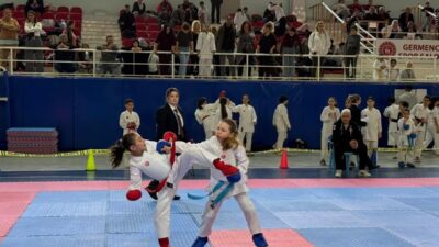 Aydın’ın Germencik ilçesinde düzenlenen karate şampiyonasında tatamiye çıkan minikler şampiyonluk