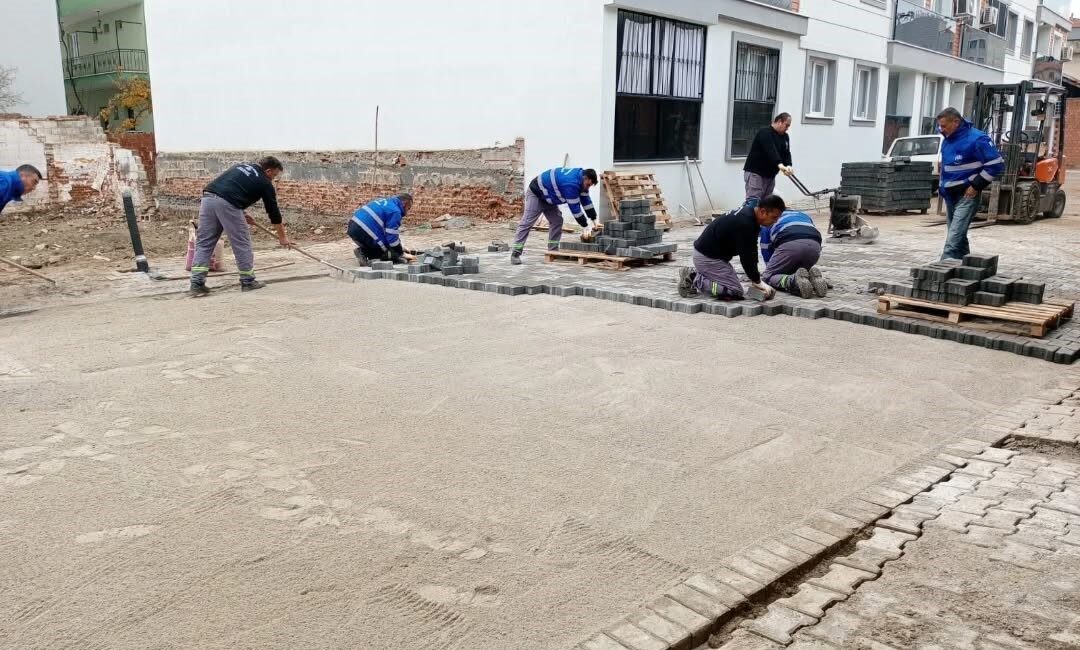 Aydın’ın Germencik ilçesinde sahaya inen belediye ekipleri, İstasyon Mahallesi’nde parke
