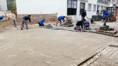 Aydın’ın Germencik ilçesinde sahaya inen belediye ekipleri, İstasyon Mahallesi’nde parke