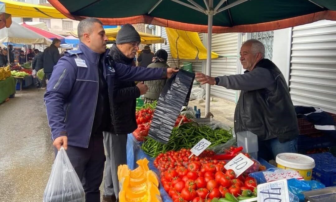 Germencik Belediyesi zabıta ekipleri, Ortaklar Semt Pazarı’nda çevre kirliliği ve