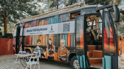 İzmir Büyükşehir Belediyesi’nin kentin dört bir yanında kitapları yurttaşlarla buluşturan