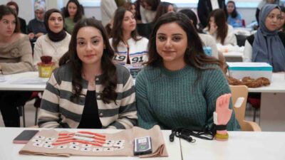 Gaziantep İslam Bilim ve Teknoloji Üniversitesi (GİBTÜ) Ebelik Bölümü öğrencileri,