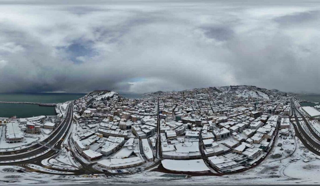 Giresun’da etkili olan kar yağışının ardından şehir beyaz örtüyle kaplanırken,