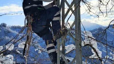 Giresun’da etkili olan yoğun kar yağışı nedeniyle elektrik dağıtım şebekesinde