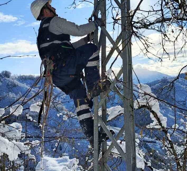 Giresun’da etkili olan yoğun kar yağışı nedeniyle elektrik dağıtım şebekesinde
