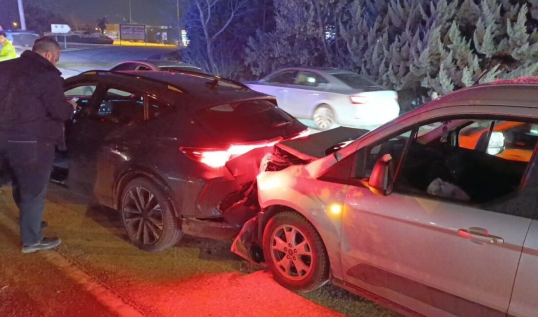 Bursa’nın İnegöl ilçesinde gizli buzlanma sebebiyle duramayan hafif ticari aracın