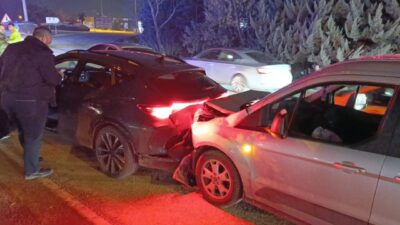 Bursa’nın İnegöl ilçesinde gizli buzlanma sebebiyle duramayan hafif ticari aracın