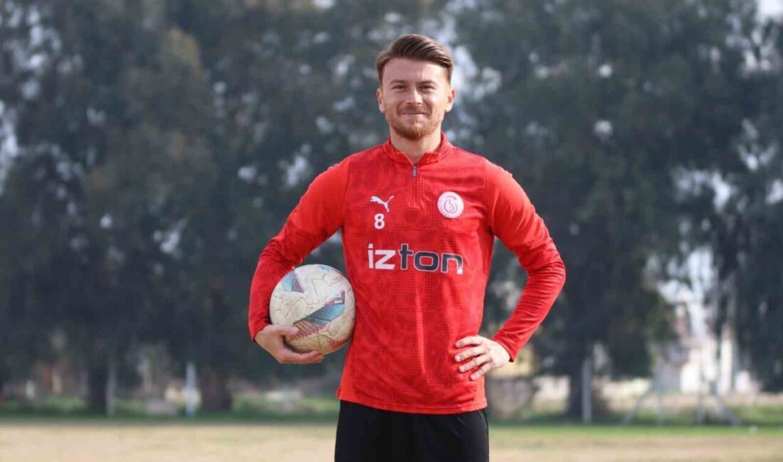 Fenerbahçe formasıyla 2010-2011 sezonunda şampiyonluk sevinci yaşayan ve şu anda