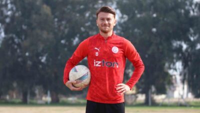 Fenerbahçe formasıyla 2010-2011 sezonunda şampiyonluk sevinci yaşayan ve şu anda