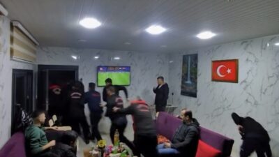 Osmaniye’de itfaiye ekipleri, dinlenme anlarında Galatasaray-Fenerbahçe Süper Kupa Finali’ni izledikleri