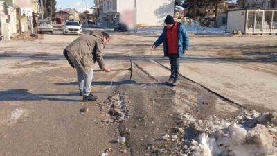 Adıyaman’ın Gölbaşı ilçesinde etkili olan kar yağışının ardından yol kenarlarında