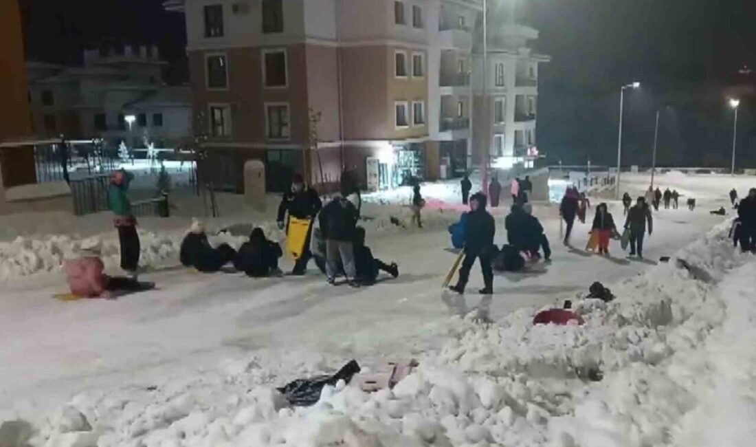 Adıyaman’ın Gölbaşı ilçesinde deprem konutlarında yaşayan aileler karın keyfini çıkarttı.