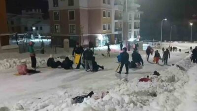 Adıyaman’ın Gölbaşı ilçesinde deprem konutlarında yaşayan aileler karın keyfini çıkarttı.