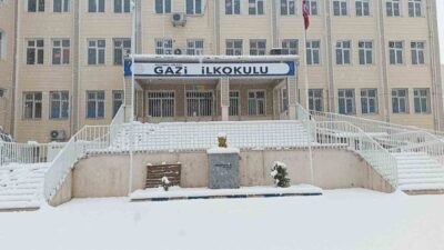 Adıyaman’ın Gölbaşı ilçesinde etkisini sürdüren yoğun kar yağışı nedeniyle eğitime