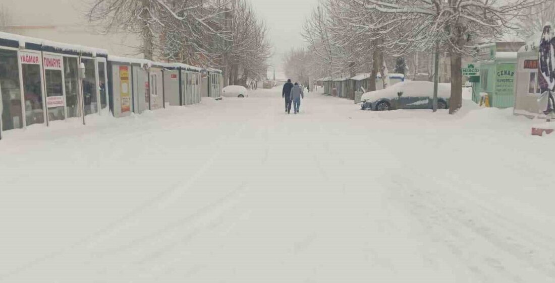 Adıyaman’ın Gölbaşı ilçesinde etkili olan yoğun kar yağışı hayatı olumsuz