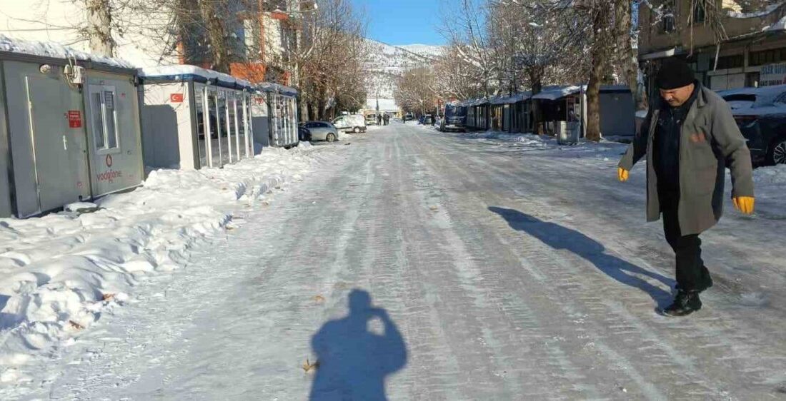 Adıyaman’ın Gölbaşı ilçesinde kar yağışının ardından etkili olan dondurucu soğuklar