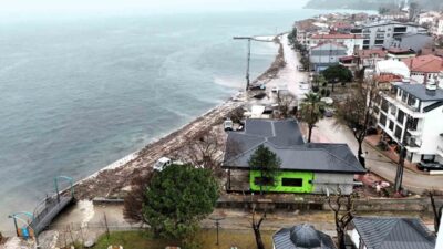 Gölcük’e bağlı Ulaşlı sahilinde olumsuz hava şartlarında denizin yükselmesi sonucu