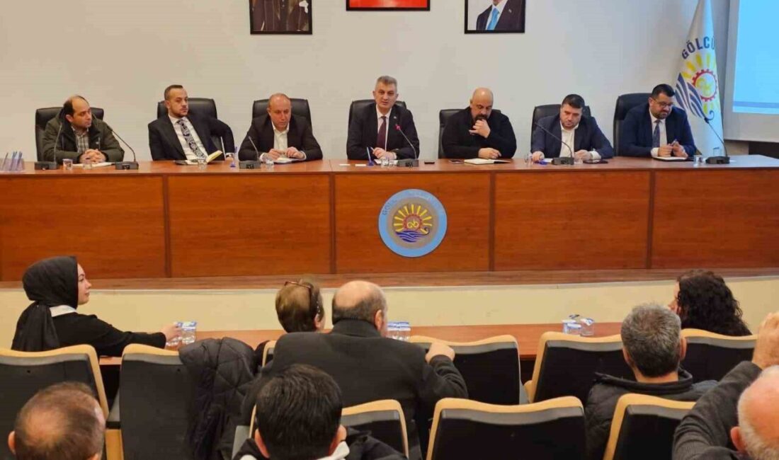 Gölcük Belediye Başkanı Ali Yıldırım Sezer, mahalle muhtarlarıyla bir araya