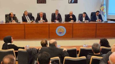 Gölcük Belediye Başkanı Ali Yıldırım Sezer, mahalle muhtarlarıyla bir araya