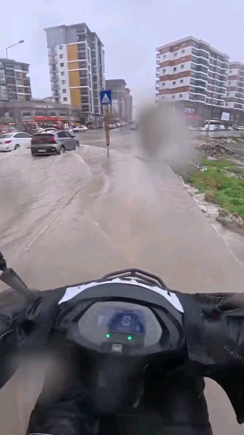 Edirne’de metrekareye 60 kilogram yağış düşmesiyle birlikte cadde ve sokaklar