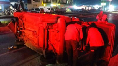 Balıkesir’in Gömeç ilçesinde meydana gelen kazada kontrolden çıkarak devrilen ticari