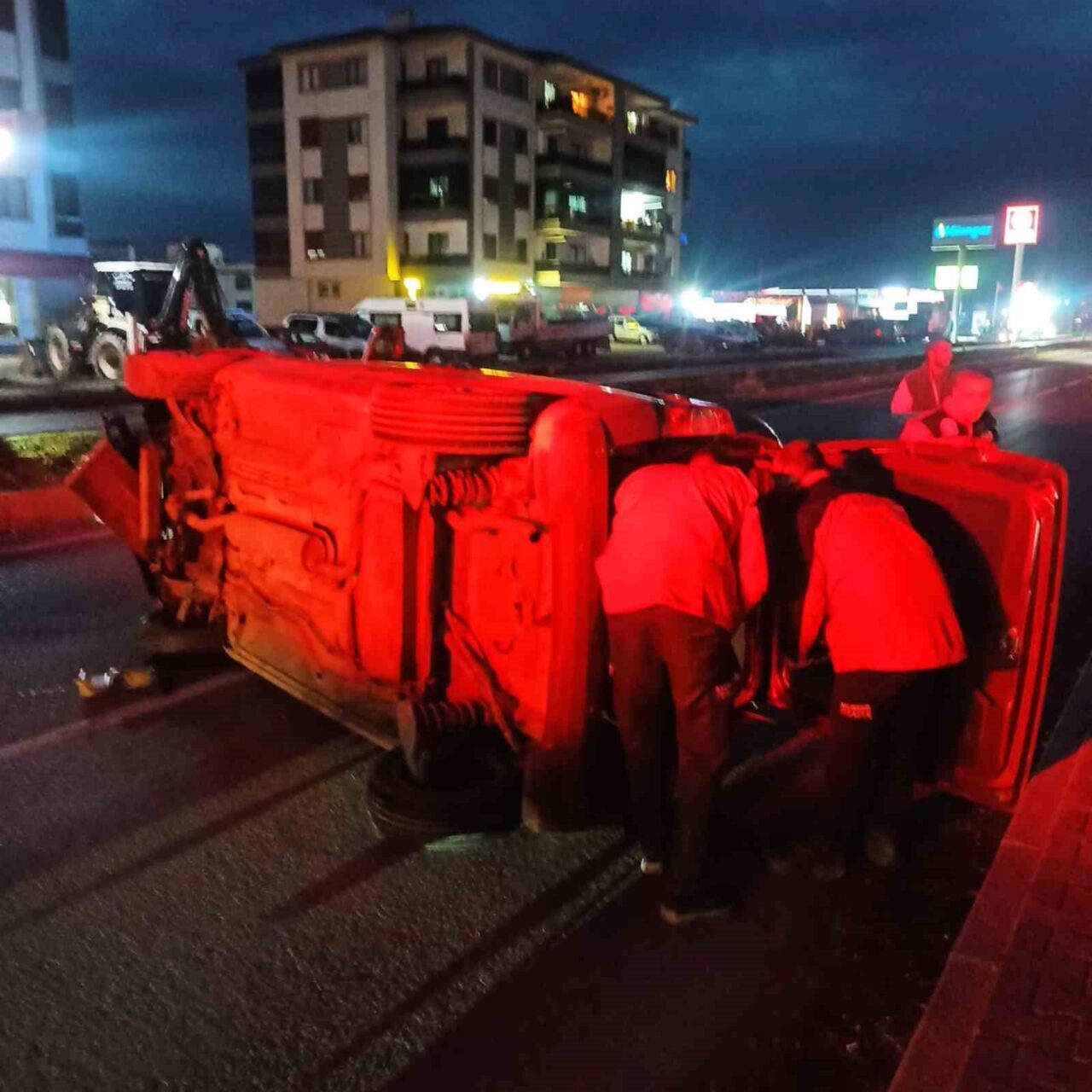 Balıkesir’in Gömeç ilçesinde meydana gelen kazada kontrolden çıkarak devrilen ticari