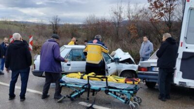 Balıkesir’in Gönen ilçesinde iki otomobilin kavşakta çarpışması sonucu meydana gelen