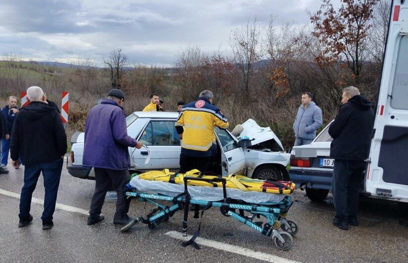 Balıkesir’in Gönen ilçesinde iki otomobilin kavşakta çarpışması sonucu meydana gelen