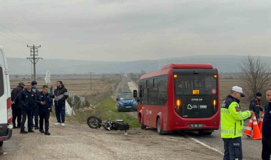 Balıkesir’in Gönen ilçesinde minibüs ile motosikletin çarpışması sonucu meydana gelen