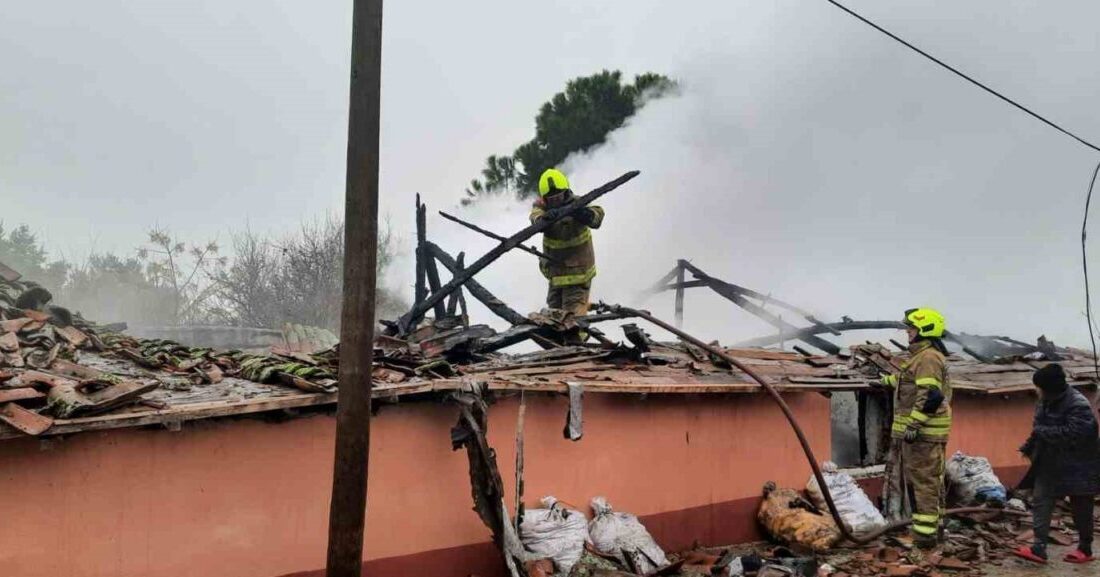 Balıkesir’in Gönen ilçesine bağlı Köteyli Mahallesi’nde çıkan yangında tek katlı
