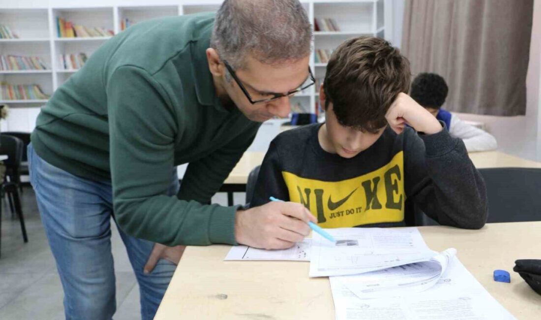 Diyarbakır’da öğretmenler, okul kütüphanesinde LGS’ye hazırlanan öğrencilere destek olmak için