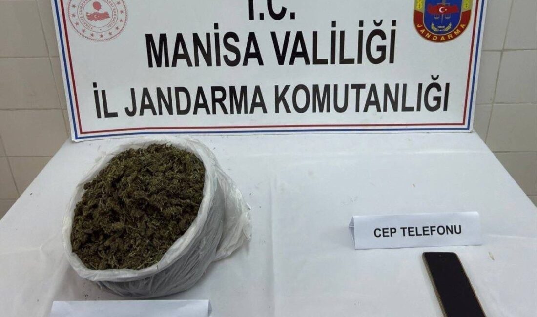 Manisa’nın Gördes ilçesinde jandarma ekipleri tarafından düzenlenen operasyonda 2 kilo