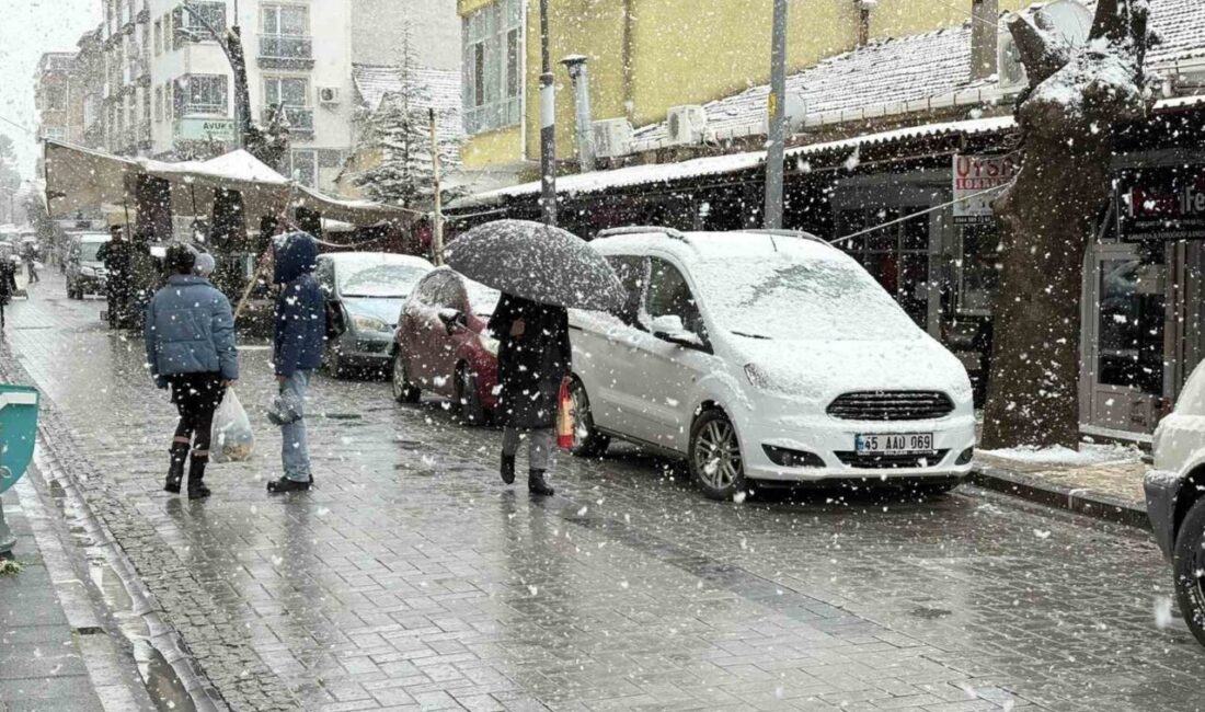 Manisa’nın Gördes ilçesinde öğle saatlerinden itibaren başlayan kar yağışı ilçe
