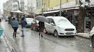 Manisa’nın Gördes ilçesinde öğle saatlerinden itibaren başlayan kar yağışı ilçe