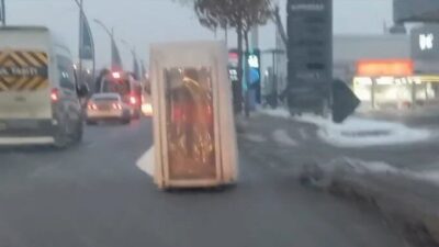 Malatya’da elektrikli motosikletini gardırobu andıran brandalarla kaplayan sürücü, görenleri şaşkına