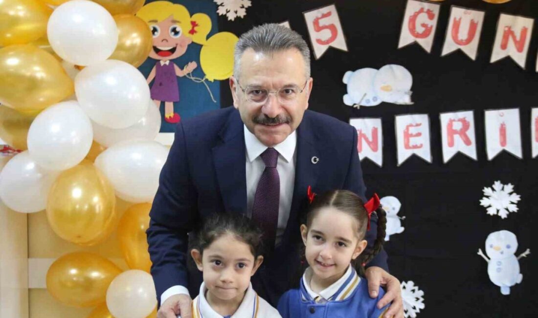 Eskişehir Valisi Hüseyin Aksoy, 23 Nisan İlkokulu’nda düzenlenen karne törenine